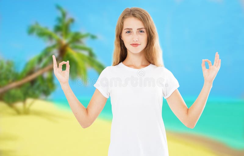 Yoga della donna bianca che pratica e che medita dalla spiaggia nel fondo di estate - estate di zen fotografia stock Yoga della donna bianca che pratica e che medita dalla spiaggia nel fondo di estate - estate di zen fotografia stock