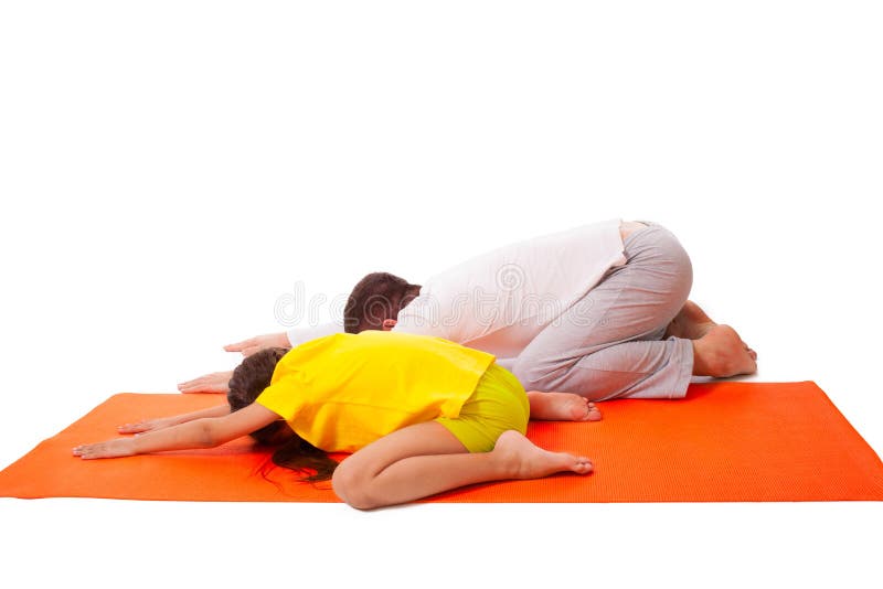 Yoga di pratica del papà con la figlia isolata immagini stock Yoga di pratica del papà con la figlia isolata immagini stock