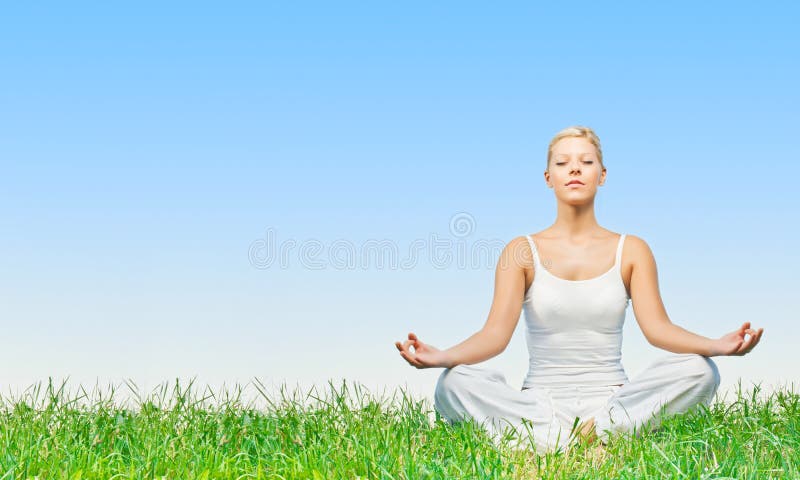 Yoga di pratica della donna che meditating all'aperto fotografia stock libera da diritti Yoga di pratica della donna che meditating all'aperto fotografia stock libera da diritti