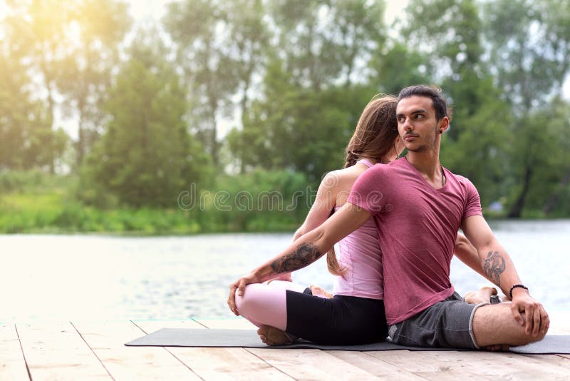 Yoga drau?en Familienpaartrainieren Konzept des gesunden Lebensstils lizenzfreie stockbilder Yoga drau?en Familienpaartrainieren Konzept des gesunden Lebensstils lizenzfreie stockbilder