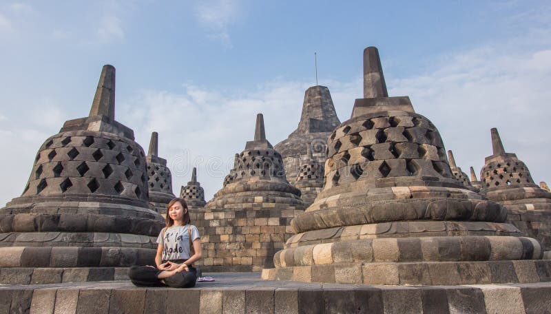 Yoga an einem alten Borobudur-Tempel bei Sonnenaufgang stockfoto Yoga an einem alten Borobudur-Tempel bei Sonnenaufgang stockfoto