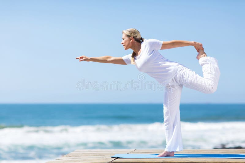 Yoga envejecida centro de la mujer imagen de archivo