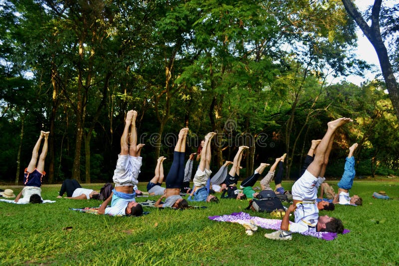 Yoga extérieur - yoga de pratique de personnes en parc photos libres de droits Yoga extérieur - yoga de pratique de personnes en parc photos libres de droits