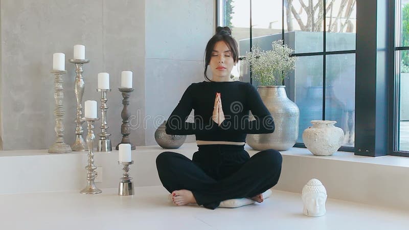 Yoga femenino sentado metrajes