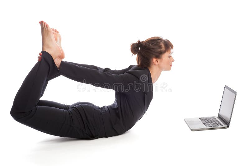 Yoga-Frau mit Laptop lizenzfreies stockbild Yoga-Frau mit Laptop lizenzfreies stockbild