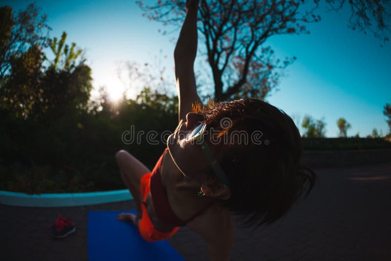 Yoga i gatorna av staden arkivfoto