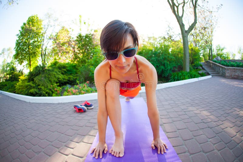 Yoga i gatorna av staden royaltyfri bild