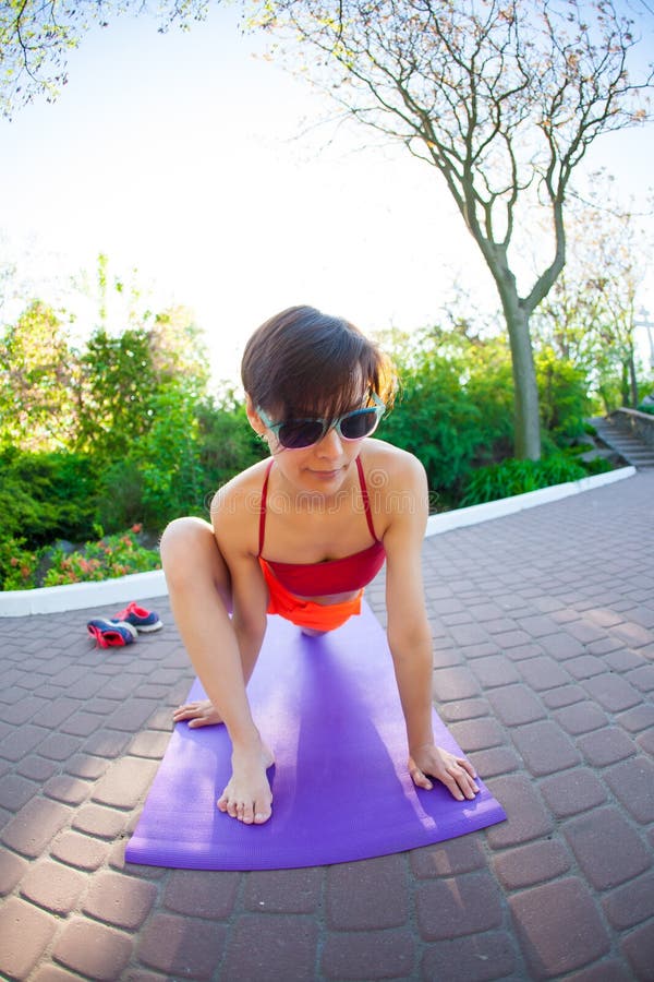 Yoga i gatorna av staden royaltyfria bilder