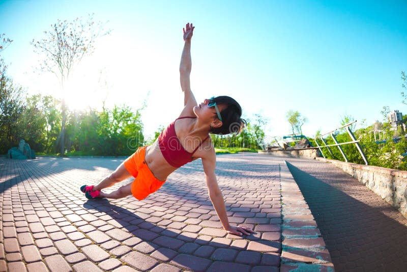 Yoga i gatorna av staden royaltyfria foton