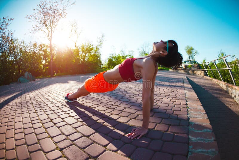 Yoga i gatorna av staden royaltyfri foto