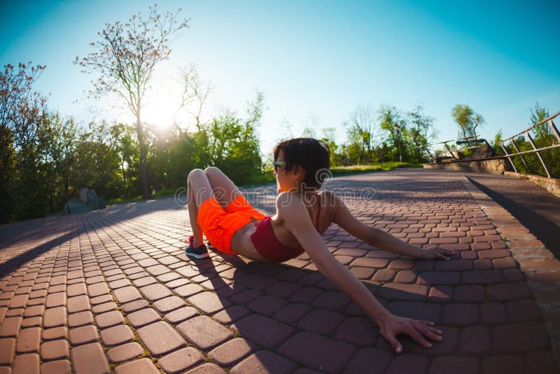 Yoga i gatorna av staden fotografering för bildbyråer