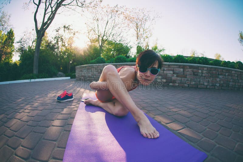 Yoga i gatorna av staden arkivbilder