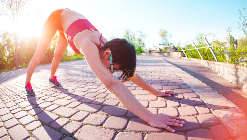Yoga i gatorna av staden arkivfoto