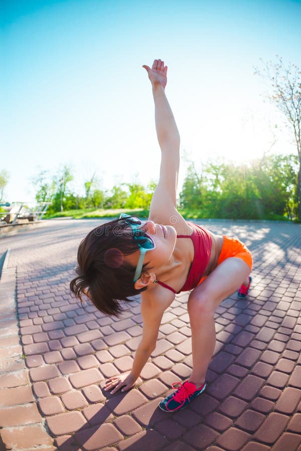 Yoga i gatorna av staden royaltyfri fotografi