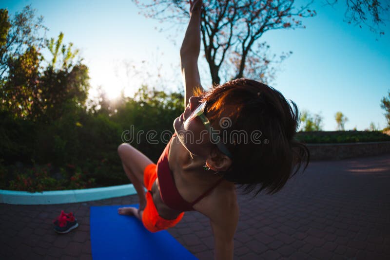 Yoga i gatorna av staden arkivfoto