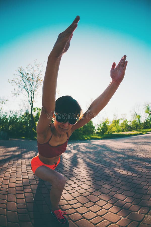 Yoga i gatorna av staden arkivfoto