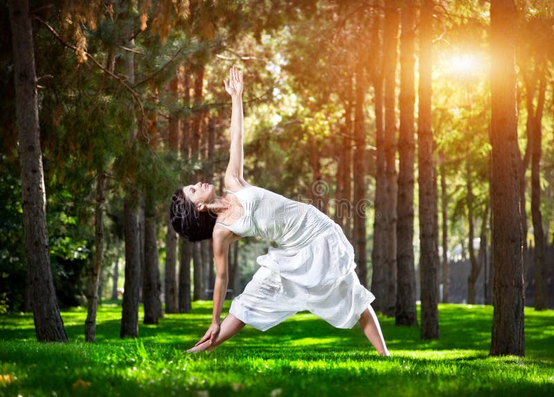 Yoga im Park lizenzfreie stockfotografie Yoga im Park lizenzfreie stockfotografie