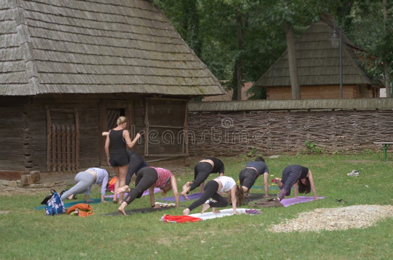 Yoga-Klasse im Freien lizenzfreie stockbilder Yoga-Klasse im Freien lizenzfreie stockbilder