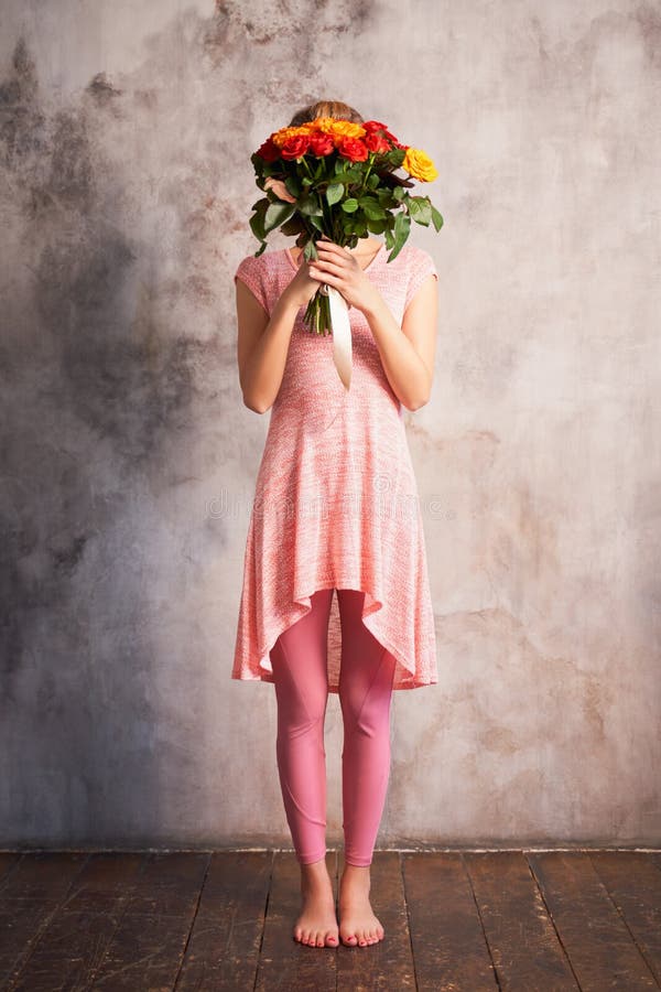 Yoga-leraar verbergt haar gezicht met prachtige bouquet stock foto's Yoga-leraar verbergt haar gezicht met prachtige bouquet stock foto's