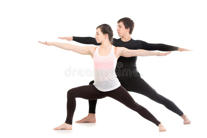 Yoga med partnern, Virabhadrasana 2 royaltyfri fotografi Yoga med partnern, Virabhadrasana 2 royaltyfri fotografi