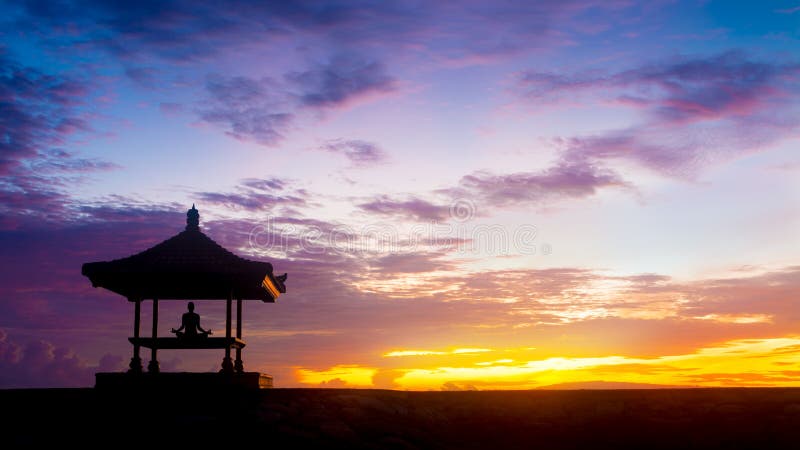 La meditazione di Yoga all'aperto sotto i gazebo in pieno posizione del loto in spiaggia.