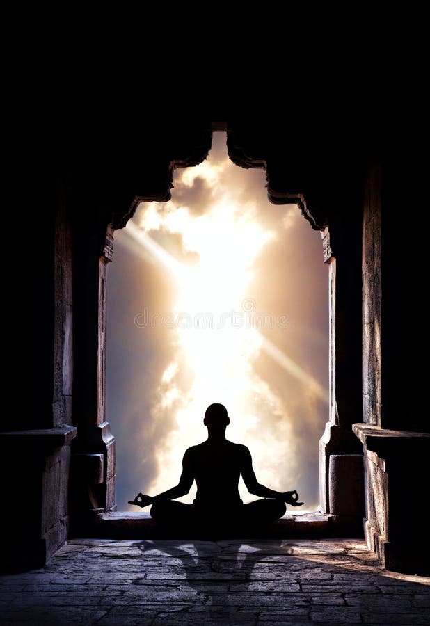 Meditazione Yoga in posa di lotus da parte dell'uomo silhouette in un antico tempio arco drammatico cielo di sfondo.