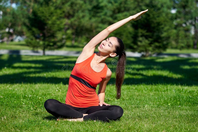 yoga Meditazione di pratica di yoga della giovane donna in natura un parco Concetto di stile di vita di salute fotografie stock yoga Meditazione di pratica di yoga della giovane donna in natura un parco Concetto di stile di vita di salute fotografie stock