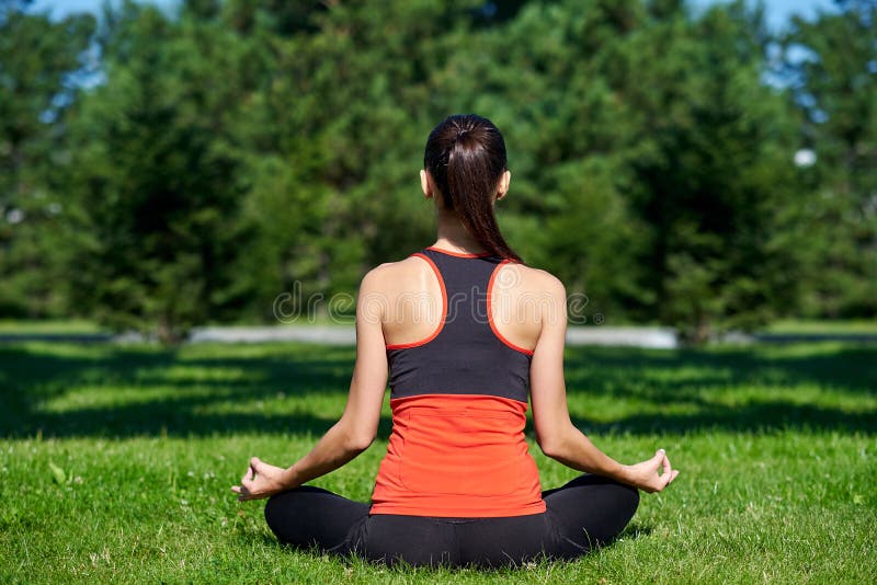 yoga Meditazione di pratica di yoga della giovane donna in natura un parco Posizione di Lotus Concetto di stile di vita di salute fotografie stock yoga Meditazione di pratica di yoga della giovane donna in natura un parco Posizione di Lotus Concetto di stile di vita di salute fotografie stock