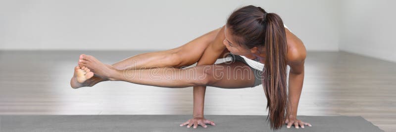 Yoga Mulher Treinando O Equilíbrio Do Braço Na Classe Fitness Foto de Stock  - Imagem de panorâmica, exercitar: 194536342