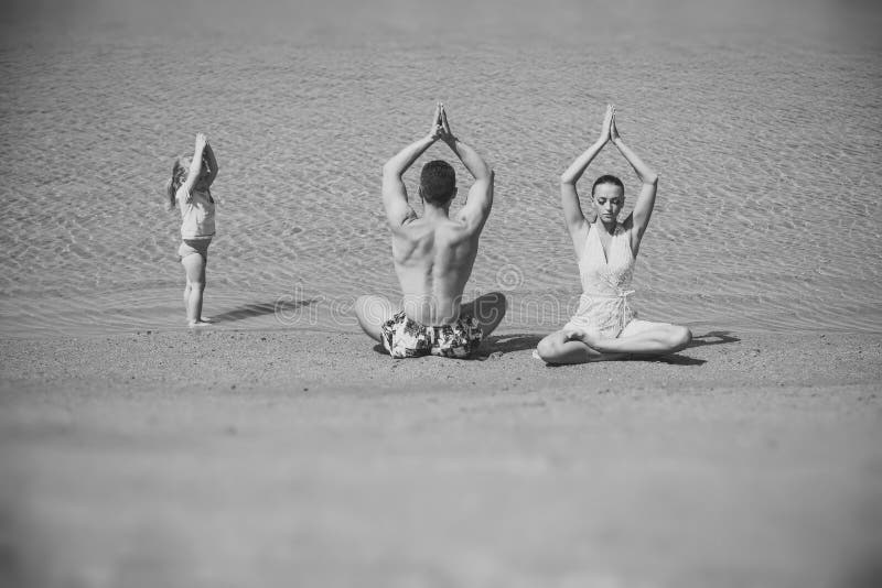 Yoga och meditation, förälskelse och familj, sommarsemester, ande, kropp arkivbild Yoga och meditation, förälskelse och familj, sommarsemester, ande, kropp arkivbild