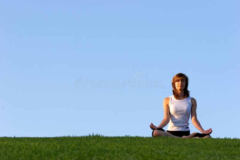 Yoga in openlucht royalty-vrije stock foto Yoga in openlucht royalty-vrije stock foto