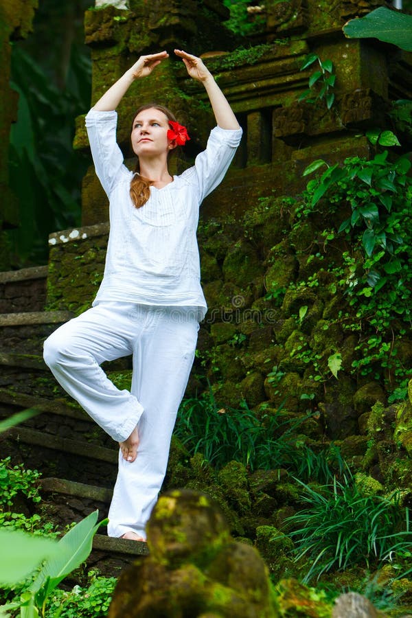 Yoga in openlucht royalty-vrije stock afbeelding Yoga in openlucht royalty-vrije stock afbeelding