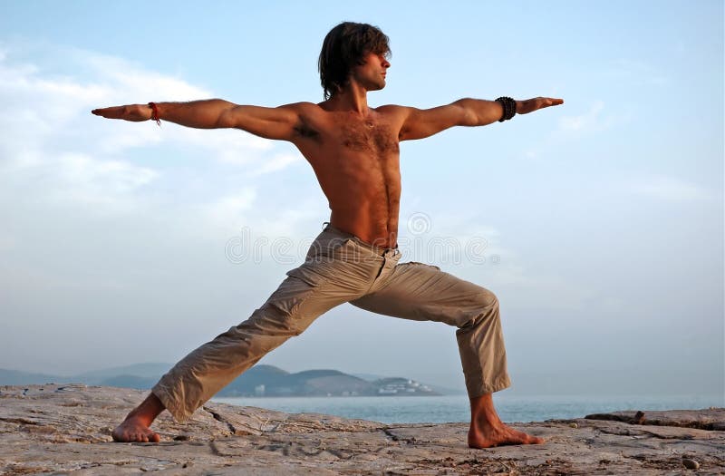 L'uomo a fare yoga all'aperto.