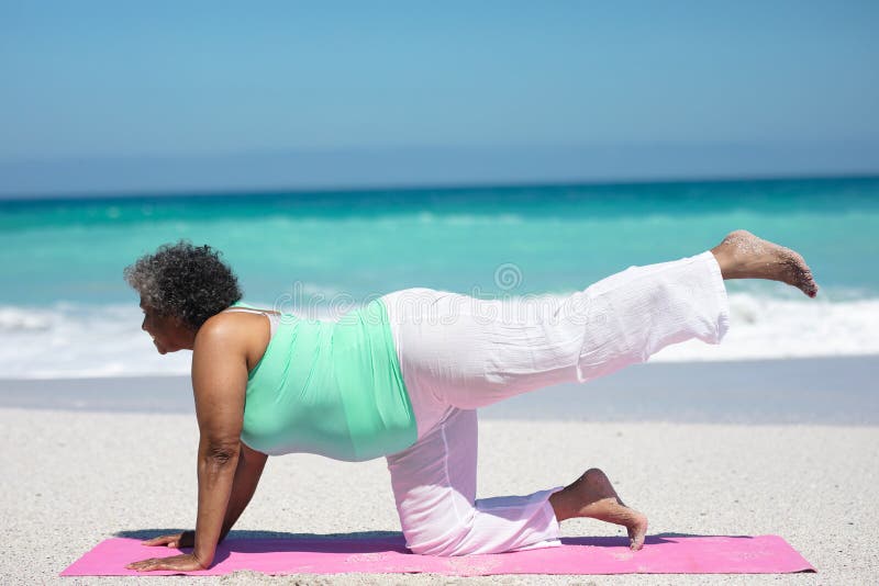 Yoga para ancianas en la playa imagen de archivo libre de regalías
