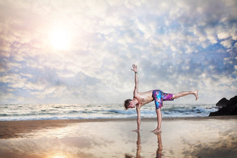 Yoga på stranden arkivbilder Yoga på stranden arkivbilder