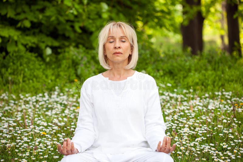 Yoga senior della donna immagini stock libere da diritti Yoga senior della donna immagini stock libere da diritti