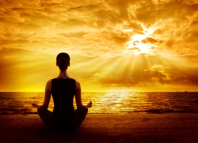 Yoga som mediterar soluppgång, kvinnaMindfulnessmeditation på stranden arkivbild