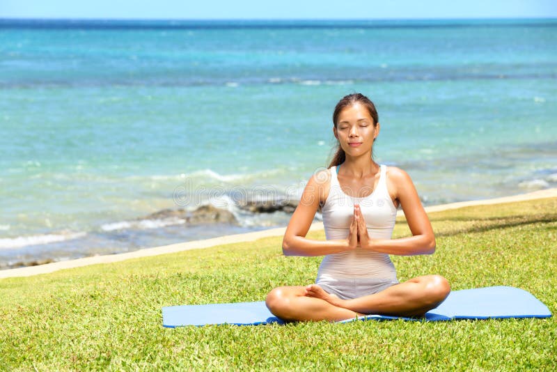Медитация 1 недели. Девушка медитирует. Йога на море. Стройная девушка медитирует. Женщина море ретрит.