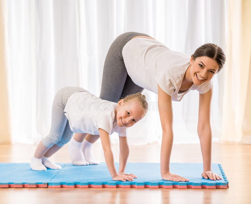 Yoga zu Hause stockfoto. Bild von familie, gymnastik ...