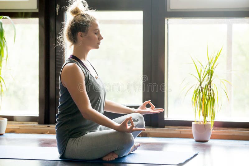 Yoga à la maison : femme méditante photos libres de droits Yoga à la maison : femme méditante photos libres de droits