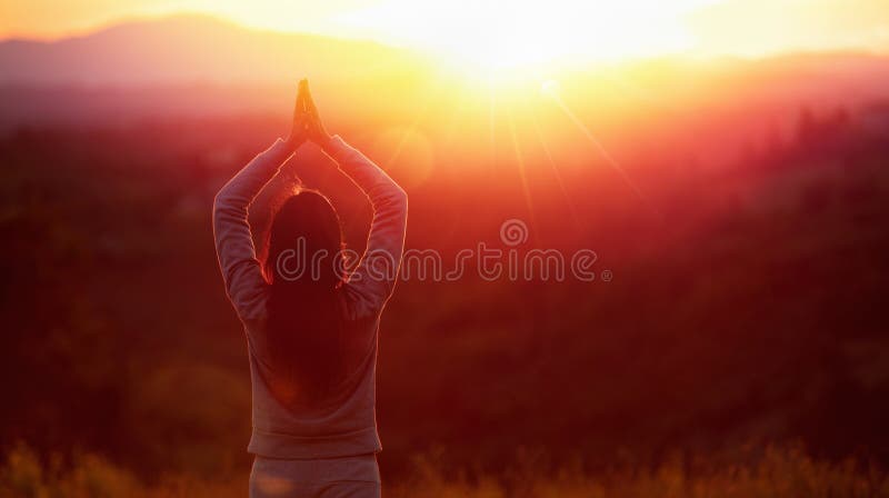 Yogafrau, die bei Sonnenuntergang meditiert stockfotos Yogafrau, die bei Sonnenuntergang meditiert stockfotos