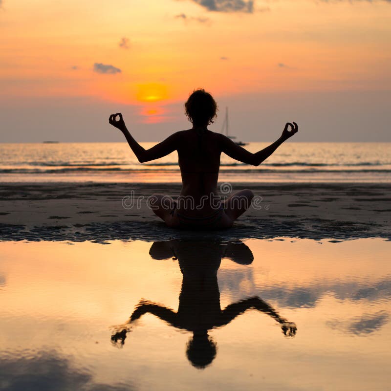 Yogafrau, die in der Lotoshaltung sitzt stockfoto