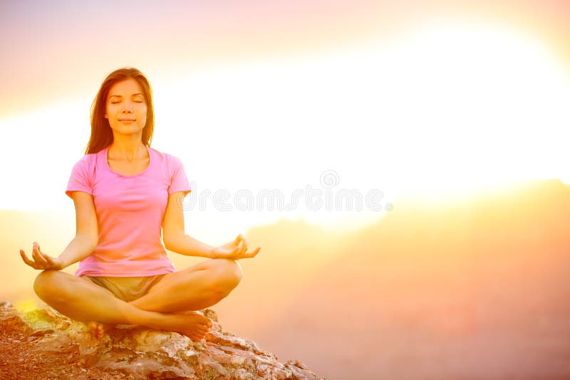 Yogakvinna som mediterar på solnedgången i Grand Canyon royaltyfria bilder Yogakvinna som mediterar på solnedgången i Grand Canyon royaltyfria bilder