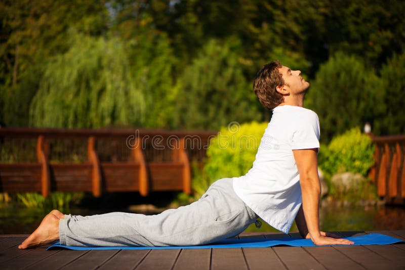 Yogamann in der Kobrahaltung stockbilder Yogamann in der Kobrahaltung stockbilder