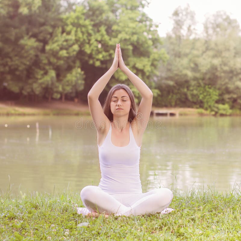 Yogavrouw die Ontspannende Gezonde Levensstijl mediteren stock afbeelding Yogavrouw die Ontspannende Gezonde Levensstijl mediteren stock afbeelding