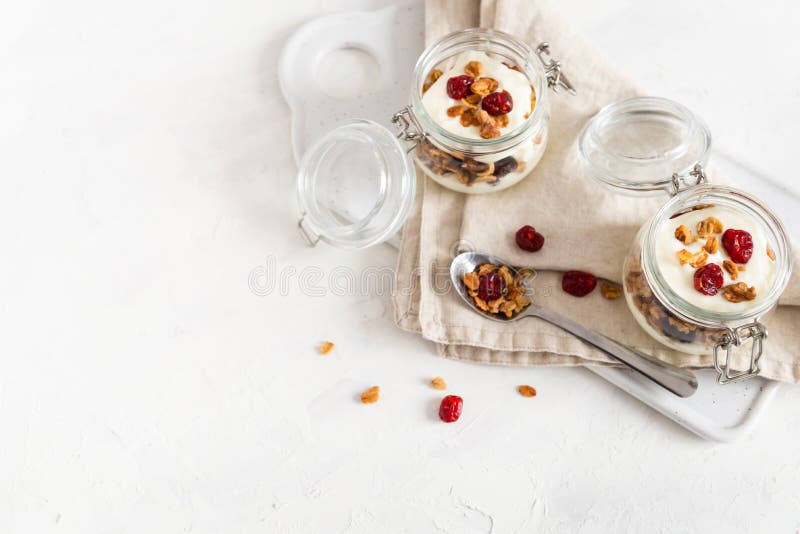 yoghurt en granen Crunchy honey granola bowling with vlaszaad, cranberries and yogurt Gezonde en vezelige levensmiddelen Ontbijtt royalty-vrije stock afbeeldingen yoghurt en granen Crunchy honey granola bowling with vlaszaad, cranberries and yogurt Gezonde en vezelige levensmiddelen Ontbijtt royalty-vrije stock afbeeldingen