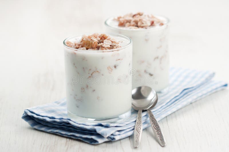 Dessert Van Muesli En Yoghurt Met Peer Stock Afbeelding Image of