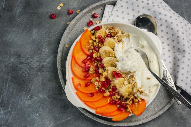 Yoghurt med frukt royaltyfria foton Yoghurt med frukt royaltyfria foton