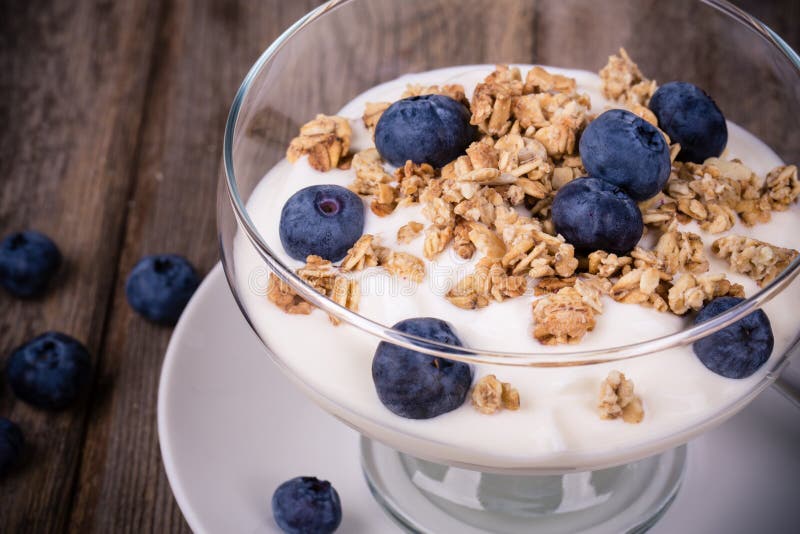 Yoghurt med granola och blåbär. royaltyfria bilder Yoghurt med granola och blåbär. royaltyfria bilder