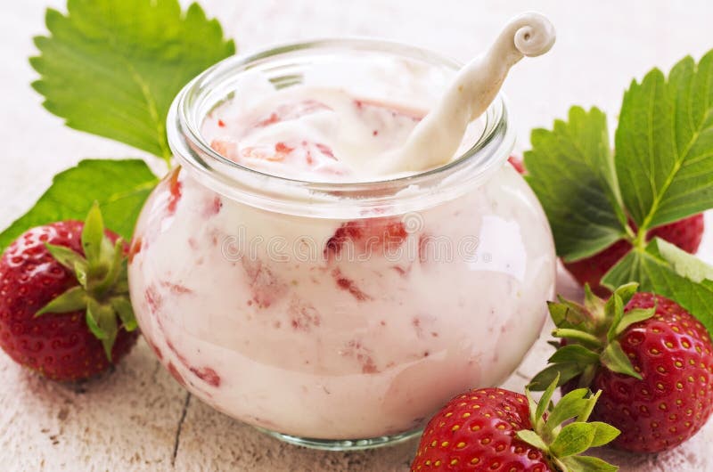 Yoghurt med nya jordgubbar fotografering för bildbyråer
